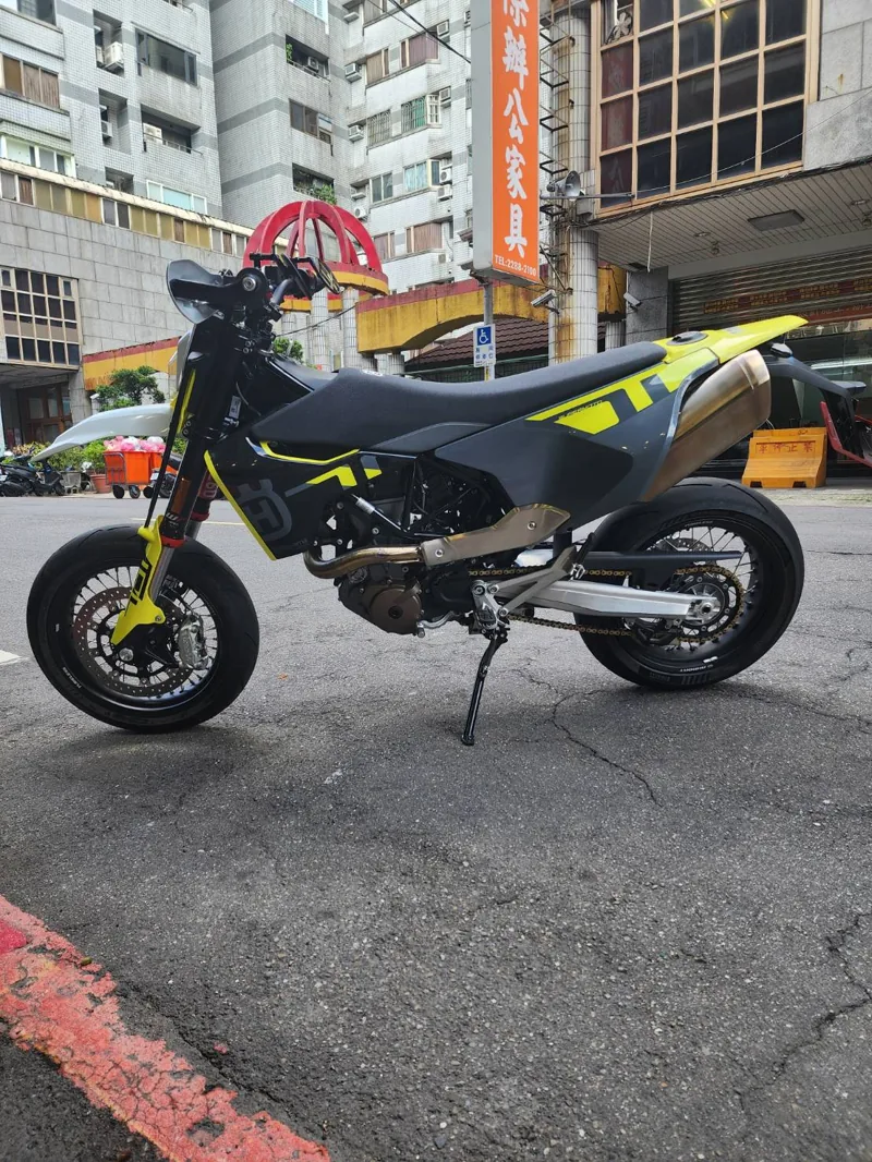 Husqvarna 701 Supermoto．第 1 張